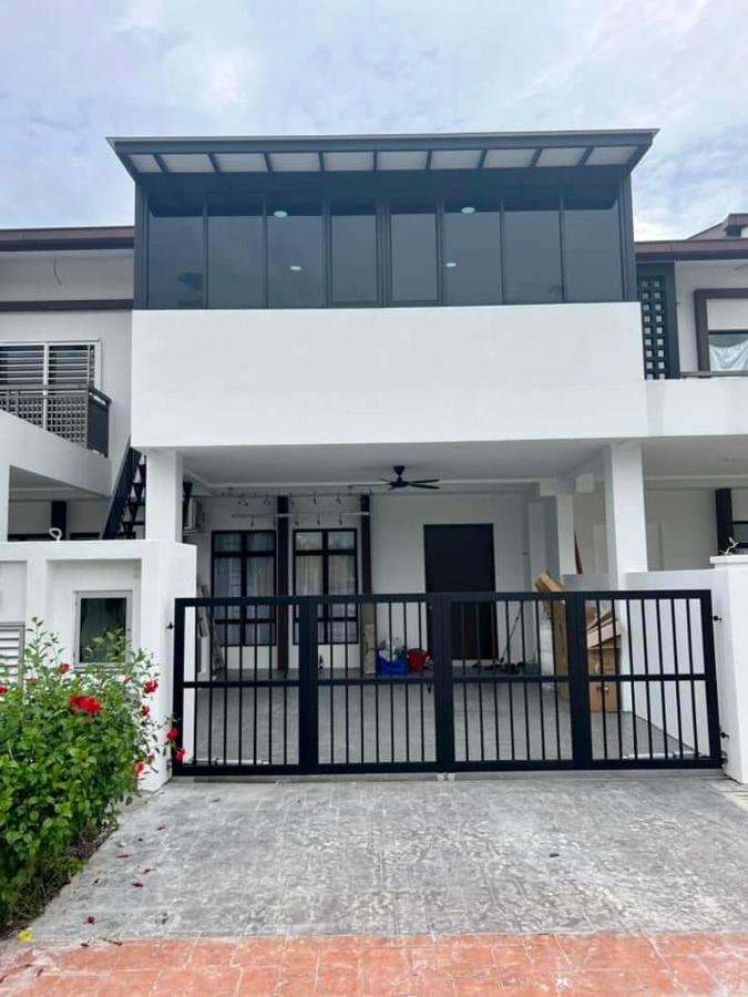 Faridz Homestay At Myra Saujana Kampong Simpang Empat Экстерьер фото