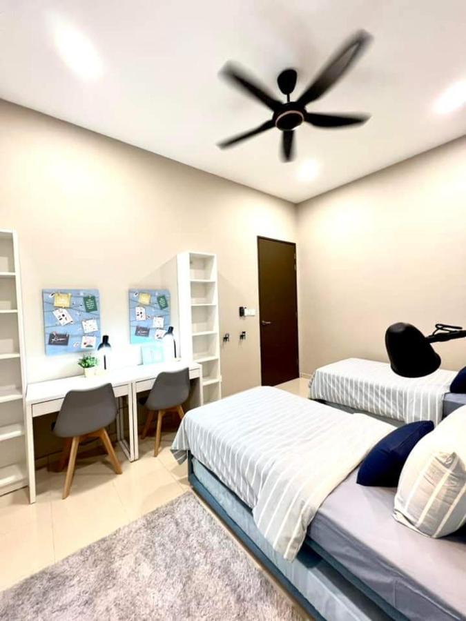 Faridz Homestay At Myra Saujana Kampong Simpang Empat Экстерьер фото